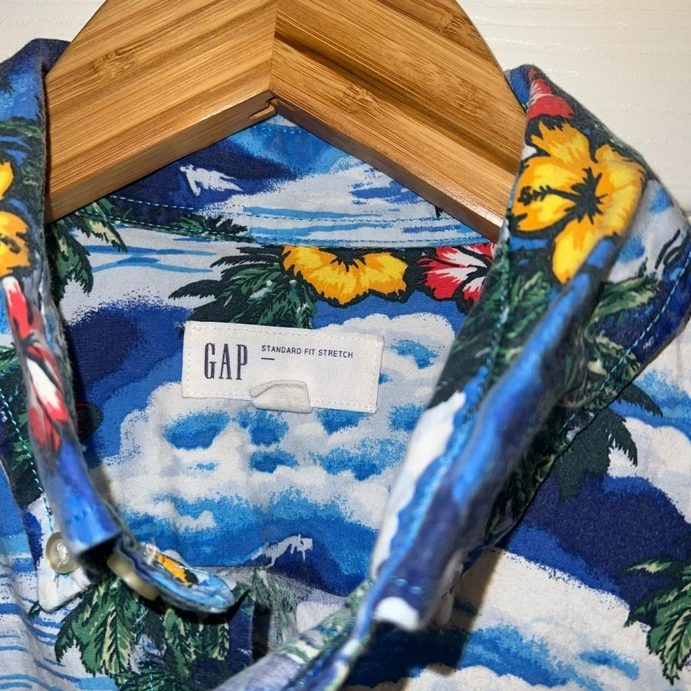 Gap standard fit stretch men’s shirt. Size medium. EUC - Picture 2 of 3